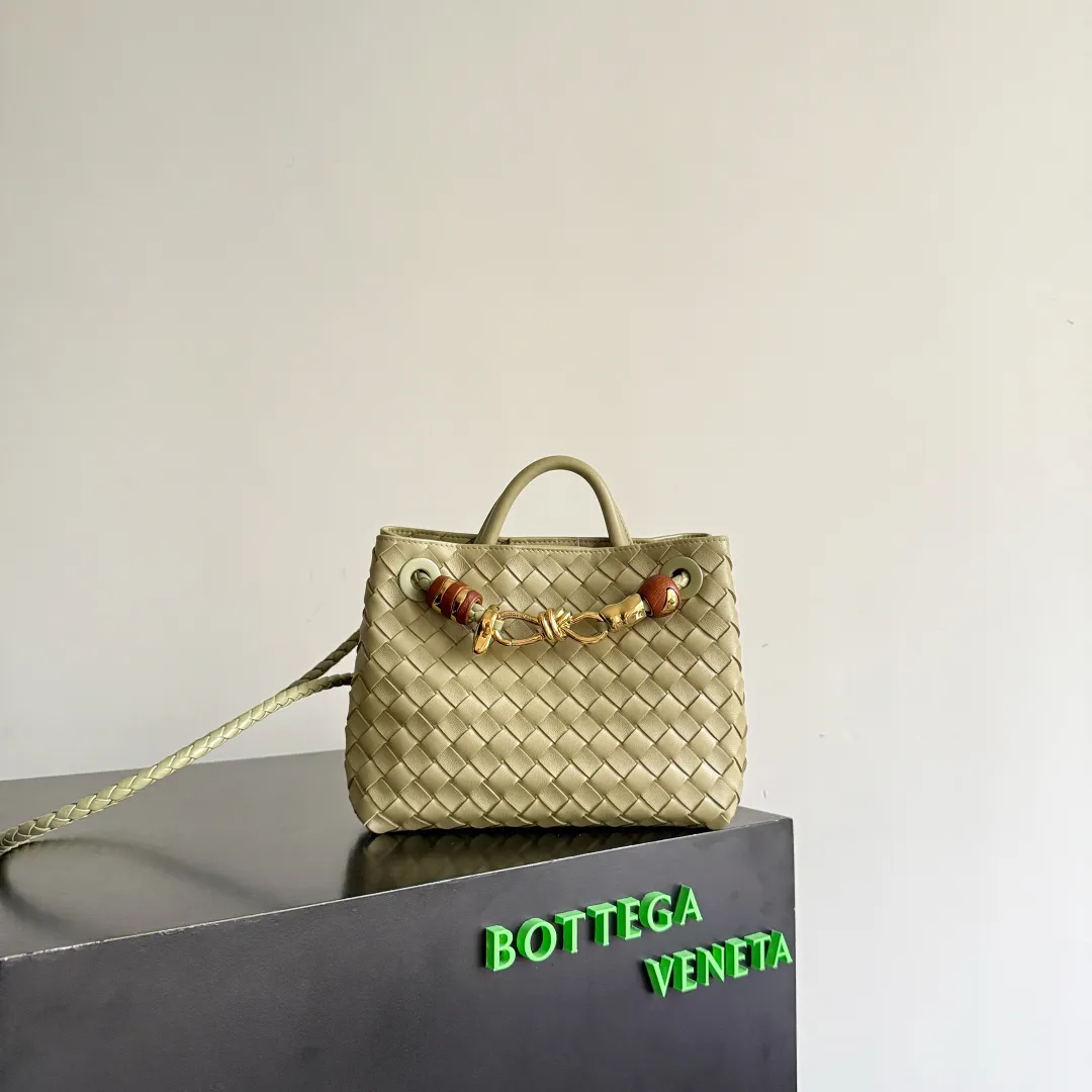 The new Andiamo batch of 3060 BV is shipped‼ ️The classic intercciato weaving process is used to create a soft bag, the metal knot is made of micro-cast aluminum using jewelry technology🪢, and the decorative beads are made of metal and hand-polished oak, allowing you to jump repeatedly between elegance and fun💃, making it unpredictable. Classic and versatile, it shows off your temperament, and the bag has a large capacity, making it very convenient for daily commuting! It has a variety of carrying methods, the shoulder straps can be adjusted by yourself, the original lambskin feels soft and delicate, and the unisex style breaks gender boundaries and brings a more practical and long-lasting use experience. The Andiamo, which has both elegant and casual styles, perfectly interprets the "fashionable old money style". Style No.: 743568+Wood Hardware Color: Travertine Green Size: 25*22*10.5cm
